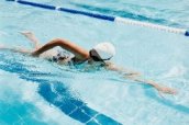 La natation, un sport idéal après la grossesse